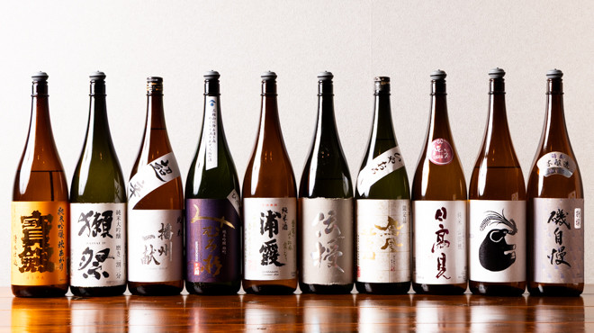 炭火焼鳥 えびす 全国から厳選した日本酒のボトル