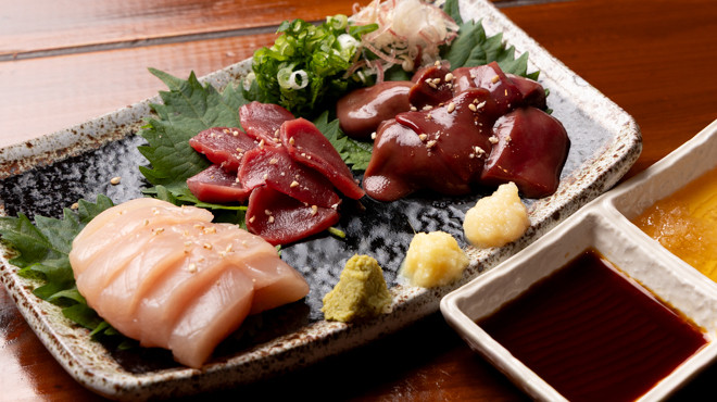 炭火焼鳥 えびす 新鮮な鶏の刺身盛り合わせ